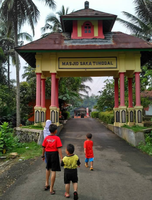 Mushola Cikakak: Tempat Beribadah yang Menyatu dengan Kehidupan Cilacap